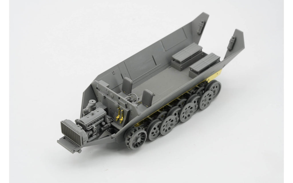 Border Model 1:35 Sd.Kfz. 251 Ausf. D with R35 turret showing full interior and engine detail